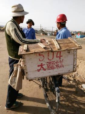 工地竟然还有这样卖冰棍的，儿时的记忆！[色]