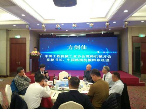 热烈祝贺中国路面机械网设备询价平台突破百万庆祝晚宴顺利结束