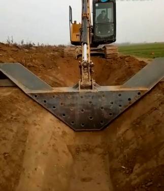 来看看挖V型沟挖不好的你们有福了，最新挖掘机挖沟神奇