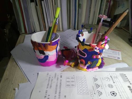 美术课，用纸杯和橡皮泥做的笔筒，

孩子发挥自己的想象，捏出