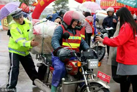 过年了，春节最大的意义就是团聚吧。【六旬奶奶冒雨骑摩托400