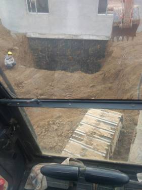 大挖机的活计是要小挖机做，挖五米多深三天了没做了一半
