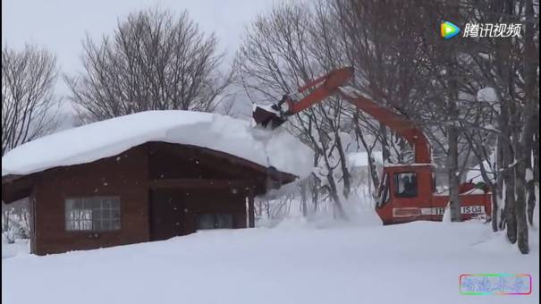 看看国外的雪，扒个房顶都得动用挖掘机！