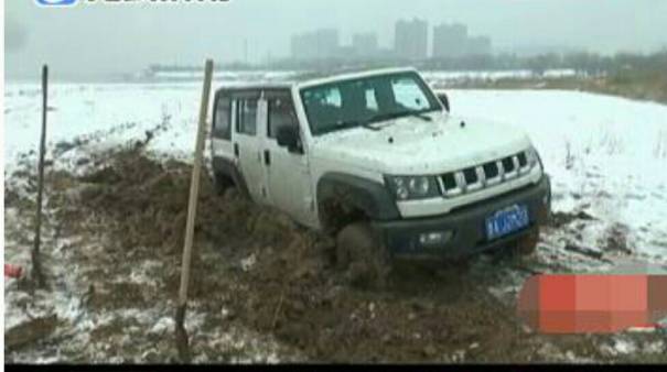 为了赏雪景 济南两辆越野车不料身陷黄河滩