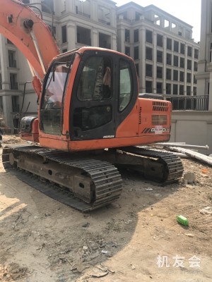 海南三亞市出租鬥山中挖DX150挖掘機