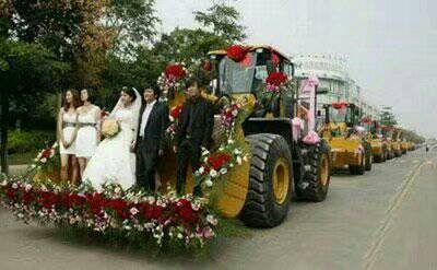 大婚当日，新郎新娘却被一队铲车插走！