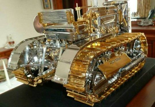 卡特彼勒为庆祝60周年1：12比例的金银打造的挖掘机模型