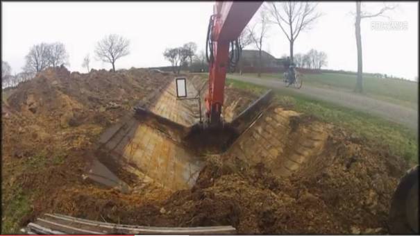 日立挖掘机挖水渠，这个挖斗干活效率杆杆的