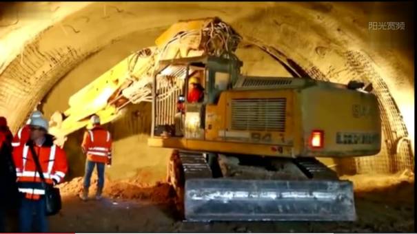 挖掘机在隧道里挖土，熟练程度不比在外面差