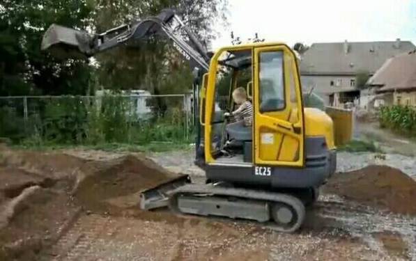 “长大了我也想学开挖掘机”