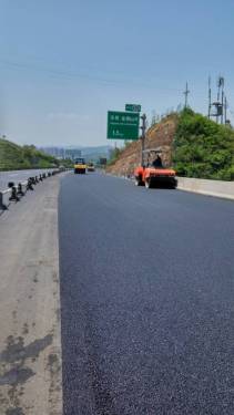 重庆南川至贵州道真高速沥青路面中上面层施工。