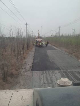 乡村道路修补中