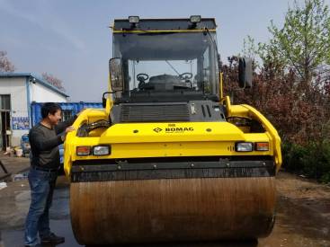 山东潍坊市出租宝马格液压式13吨以上203双钢轮压路机