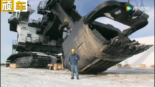 世界最大挖掘机，人站在它面前很渺小，一铲子挖上来6吨
