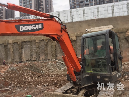 四川成都市出租現代通用型通用型R210W輪式挖掘機