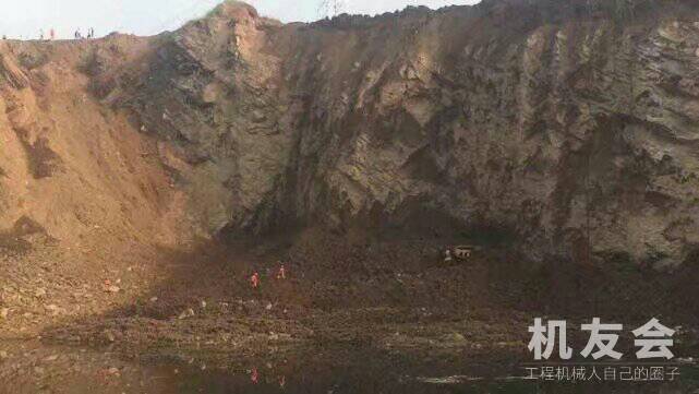 武汉推土机作业时坠入40多米深坑 被困司机救出时已遇难