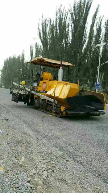 新疆喀什地區出租中聯重科大型SUPER165攤鋪機