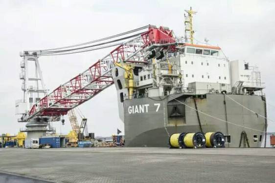 利勃海尔海事起重机:在罗斯托克品质工程。
起重为600吨的重