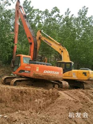河南洛陽市出租小鬆中挖PC220挖掘機