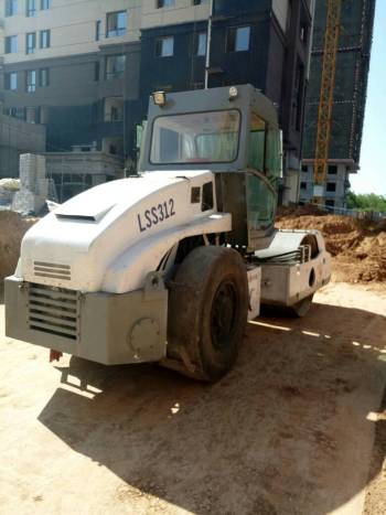 河南鄭州市8.5萬元出售國機洛建機械式12噸LSS212-3單鋼輪壓路機