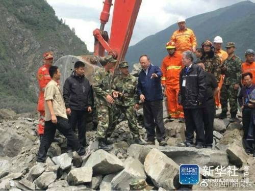 四川省长尹力和现场救援负责人正在交流救援情况。（来源：新华社
