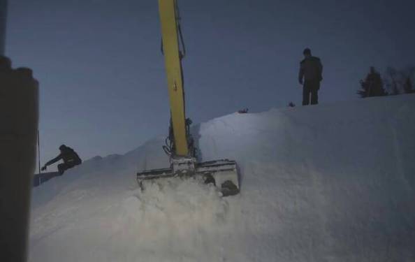 实拍，利勃海尔R926挖掘机进行雪地运动场的施工，好霸气的感