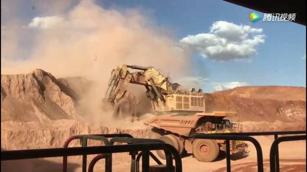 千吨超大型挖掘机，装土差点把运输车给埋掉