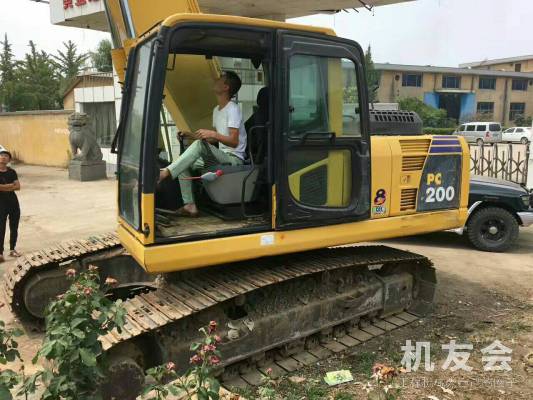 山东临沂市53万元出售小松中挖PC200挖掘机