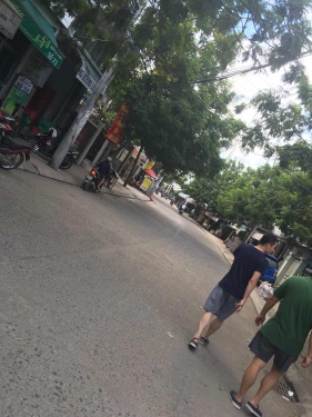 越南的马路都是这样窄窄的，不宽