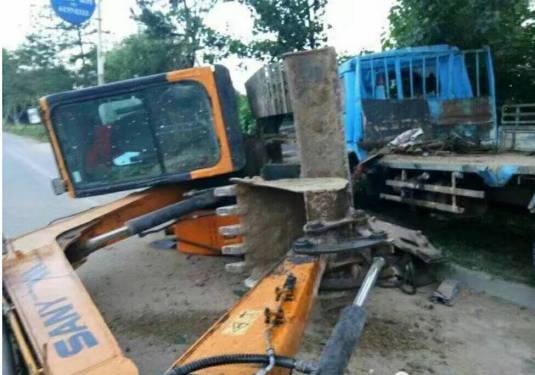 廊坊燕郊东外环一货车开上马路牙子，所载挖掘机翻车！
