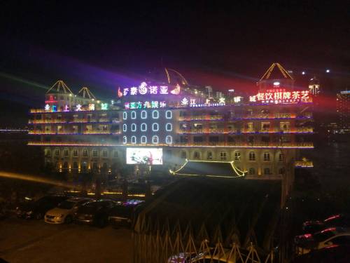 重庆南滨路，和销售总监李总请武汉过来的客户饭后一览。
