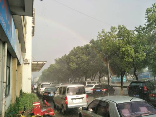 雨下得及时，消退多日来的高温天气;夏天的福利--彩虹
