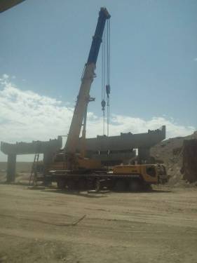 两台重型徐工200吨的汽车吊正在进行桥梁安装施工