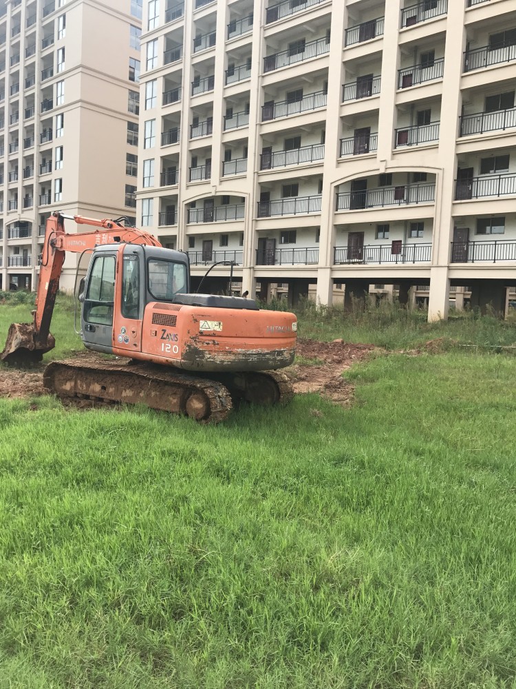 江西宜春市28万元出售日立小挖ZX120挖掘机