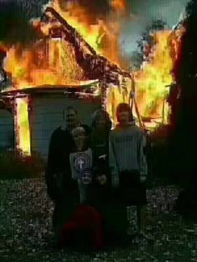房子着火了，一家人见救火无望，干脆来张合影。生活就是这样，当