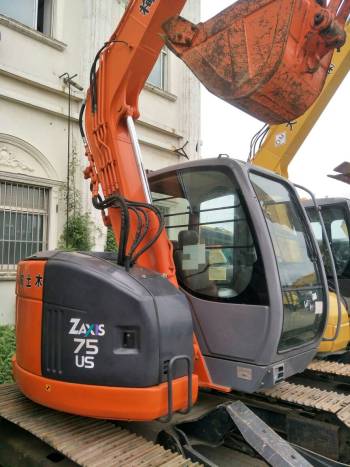 江苏苏州市29万元出售日立小挖ZX70挖掘机
