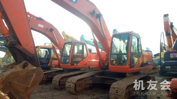 江苏苏州市出租斗山中挖DH220挖掘机