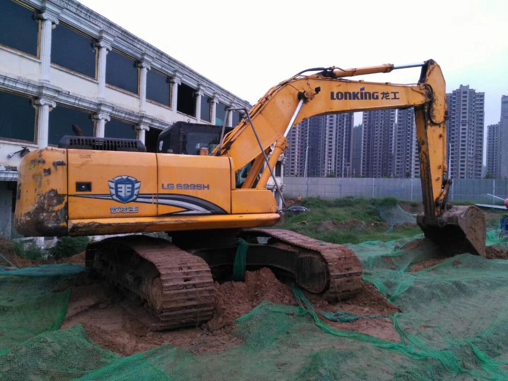 河南郑州市27万元出售龙工中挖LG6225挖掘机