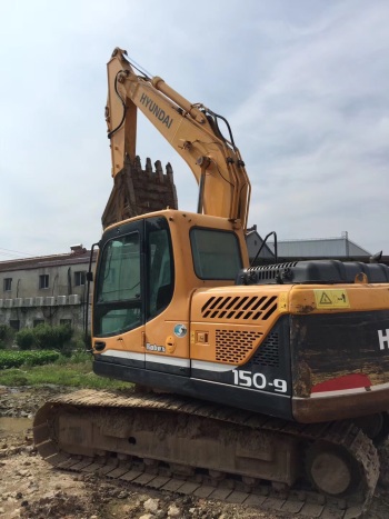 河南新鄉市28.8萬元出售現代小挖R150挖掘機