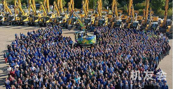 7万5千台轮挖，利勃海尔新的里程碑

近日，一台彩绘的利勃海尔A 918 紧凑型轮式挖掘机亮相位于奥地利基希多夫的利勃海尔工厂，全厂1700多位员工出席了盛大的