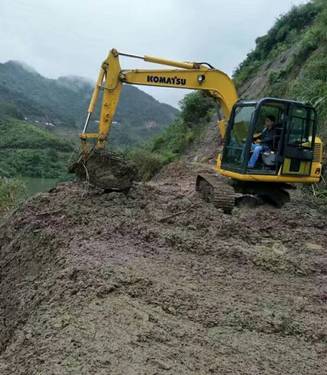 十堰：连日大雨游客车困路上 休假书记找来挖掘机开路