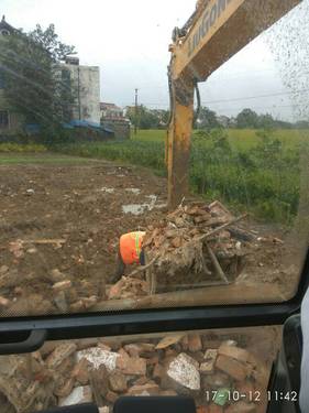 下雨天小挖装垃圾。有人捡砖头！