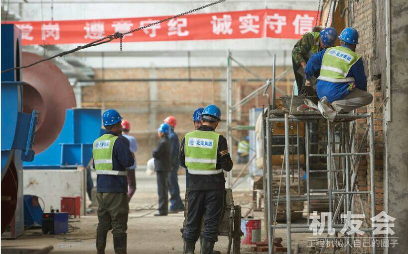 北京房山启动空气清洁行动计划 将实现冬季取暖无煤化

第一张图2017年10月11日，北京房山，根据空气清洁行动计划北京清洁能源改造正在火热进行，改造后将实现冬