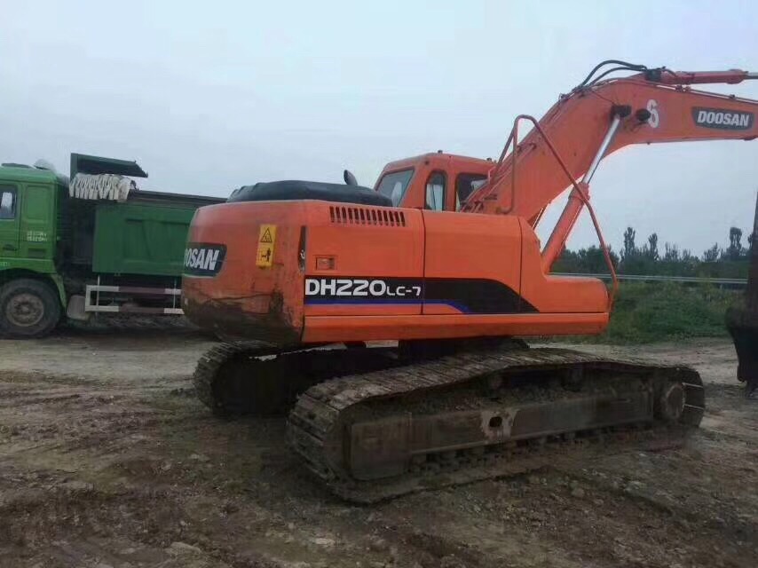 江西南昌市19.8万元出售斗山中挖DH220挖掘机