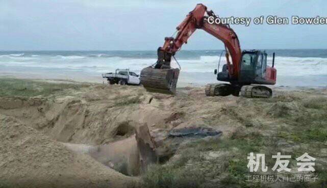 海滩冲上一个庞然大物，为帮它挖掘坟墓，动用了挖掘机

近日有国外网友上传了这么一段短视频，海滩上出现了一头巨大的鲸鱼，鲸鱼已经死亡，看到它的伤口，都已经没有了血