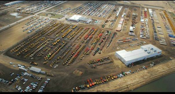 这才是真正的大场面，成排成列的挖掘机，数一数有多少,卡车、装