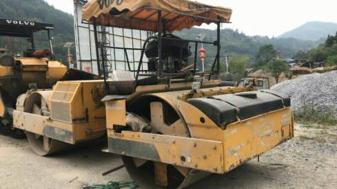 廣西桂林市麵談萬元出售沃爾沃液壓式13噸以上DD136雙鋼輪壓路機