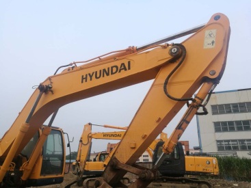 江蘇常州市34萬元出售現代中挖R215挖掘機