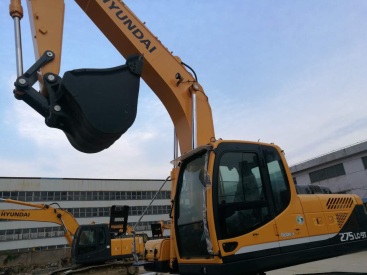 江蘇常州市68萬元出售現代中挖275lc-9t挖掘機