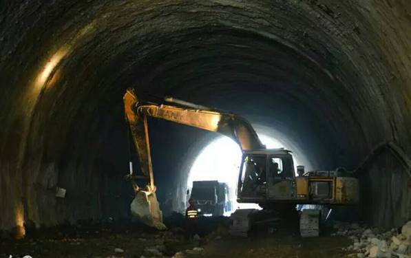 单线铁路隧道快速施工技术

　1.工程概况

　　隧道起止里